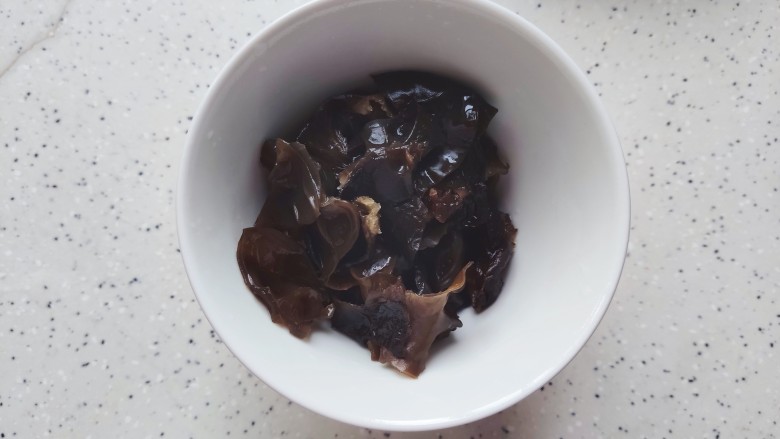 黄瓜木耳炒鸡蛋~素三鲜,泡发好之后的木耳去蒂洗净,然后撕成小朵
