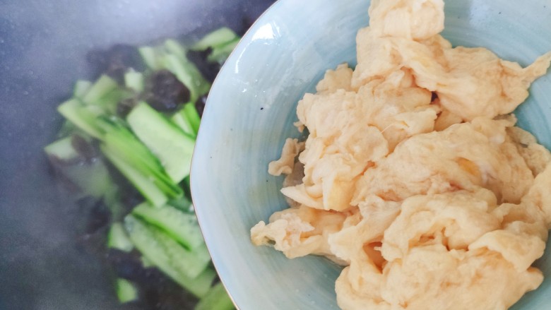 黄瓜木耳炒鸡蛋~素三鲜,2分钟后,加入鸡蛋