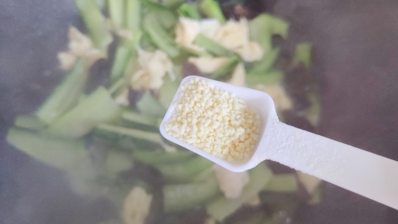 黄瓜木耳炒鸡蛋~素三鲜,加少许鸡精,翻炒均匀,即可