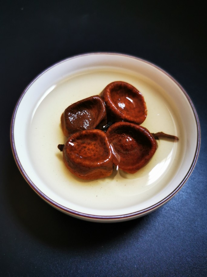 土鸡蛋桂圆枸杞红枣茶,桂圆干洗净,直接扔进锅里。20分钟后就是这个样子,外壳吸收水份后,没有膨胀而是干瘪,因为内壳防水性能极佳。所以需要人工干预下。
