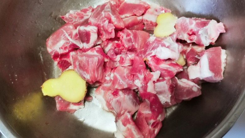 糖醋排骨(万无一失的调味酱汁),少量<a style='color:red;display:inline-block;' href='/shicai/ 718'>料酒</a>，少许姜片，抓一抓腌一会~还是为了去除腥味，嫌麻烦或者不喜欢<a style='color:red;display:inline-block;' href='/shicai/ 718'>料酒</a>味道的也可以省去这个步骤。我没腌也做过，感觉区别不大。