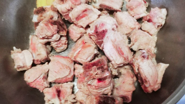 糖醋排骨(万无一失的调味酱汁),生姜片和肉,放入开水中焯一下(如果是冻肉的话,冷水的时候就可以放了,新鲜肉的话建议水开的时候放),肉全部变色即可捞出沥水。