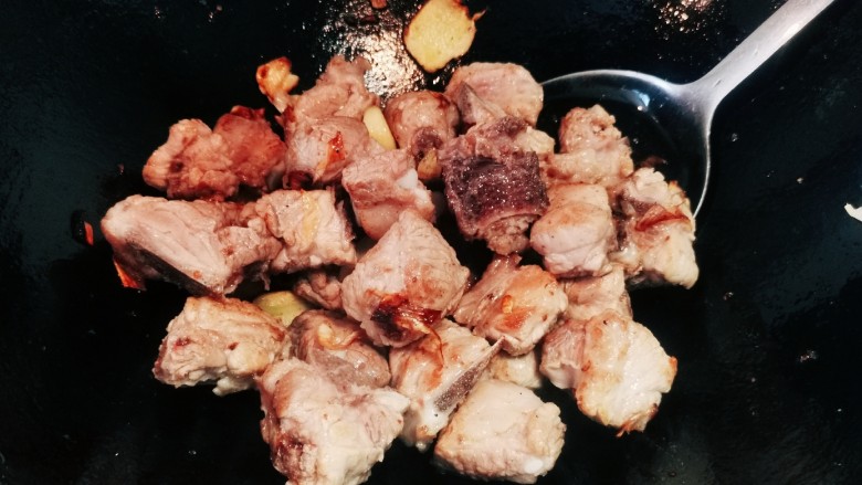 糖醋排骨(万无一失的调味酱汁),放入排骨翻炒,到表面稍有酥脆的那种焦黄色。