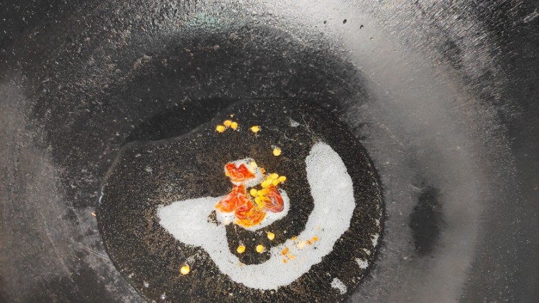 麻辣花蛤,锅中倒入油,油热后放入干辣椒爆香