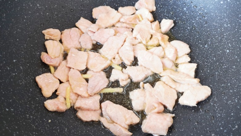 山药炒肉片,炒锅内倒适量的食用油烧热,下入腌制好的肉片,大火翻炒至肉片变色,盛出备用。