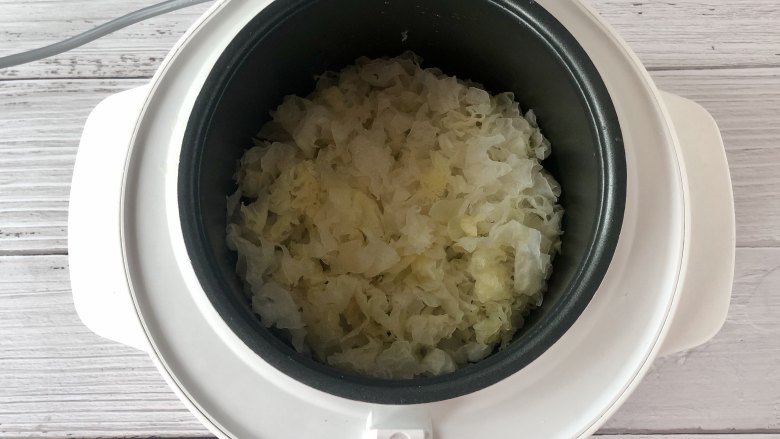 高颜值的蔓越莓银耳桃胶羹,美味美颜又滋润,将银耳剪成小块放入电饭煲,或者电炖锅、砂锅都可以。