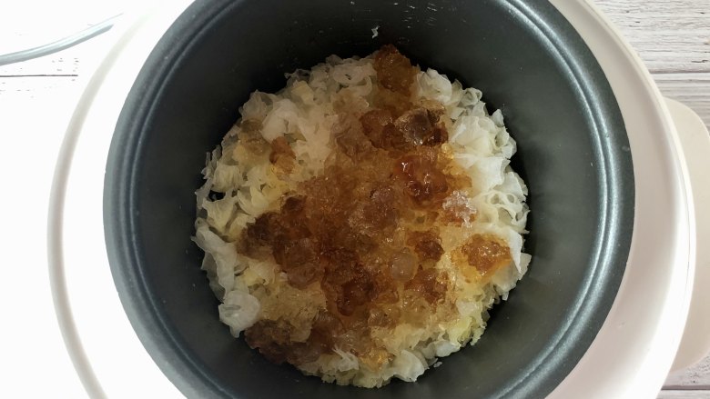 高颜值的蔓越莓银耳桃胶羹,美味美颜又滋润,放入泡发好的桃胶;