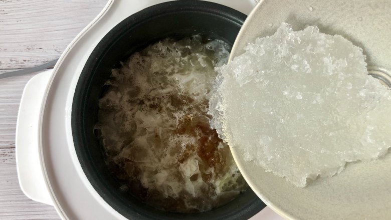 高颜值的蔓越莓银耳桃胶羹,美味美颜又滋润,50分钟后,银耳和桃胶炖出胶质,加入<a style='color:red;display:inline-block;' href='/shicai/ 5861'>雪燕</a>,继续炖15分钟。