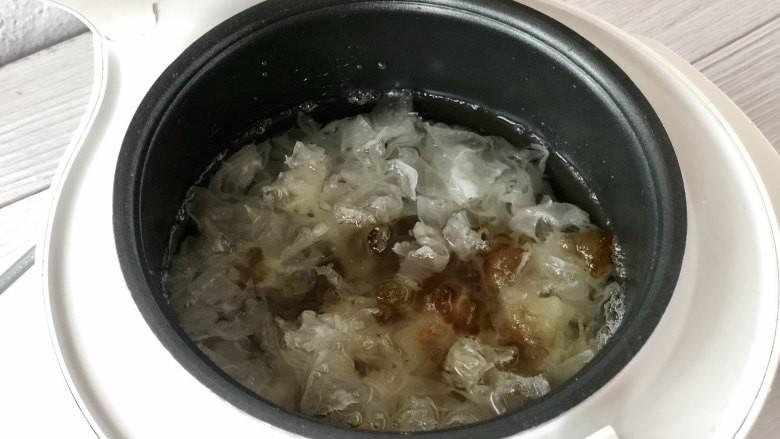 高颜值的蔓越莓银耳桃胶羹,美味美颜又滋润,加入适量清水没过食材;