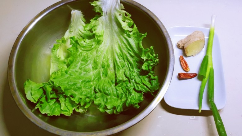 椒盐皮皮虾,生菜冲洗干净 <a style='color:red;display:inline-block;' href='/shicai/ 37'>姜</a> 葱 <a style='color:red;display:inline-block;' href='/shicai/ 86474'>干辣椒</a>备好