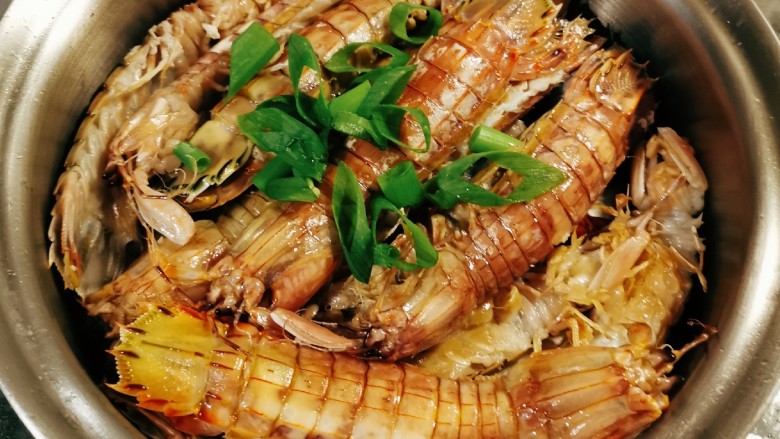 椒盐皮皮虾,烹入<a style='color:red;display:inline-block;' href='/shicai/ 718'>料酒</a> 撒上葱 关火