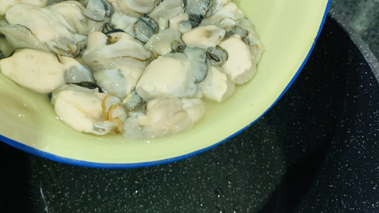 生蚝煎蛋,锅加一勺油,加葱白,炒香,加入生蚝;