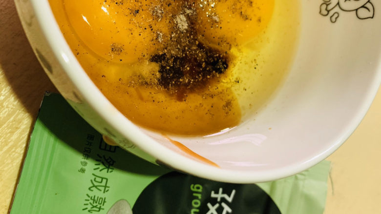 生蚝煎蛋,加<a style='color:red;display:inline-block;' href='/shicai/ 146542'>孜然粉</a>;