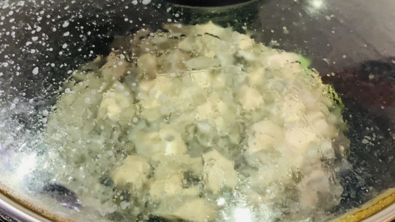 生蚝煎蛋,盖住锅盖,煎香,这时候很会溅,盖着转动锅;