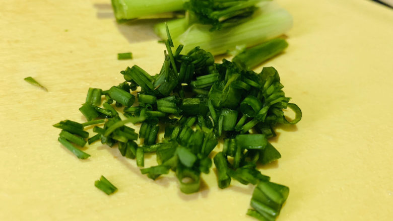 葱油蚕豆,葱白切长段,葱叶切粒;
