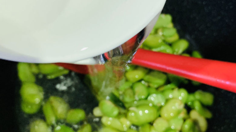 葱油蚕豆,加清水;