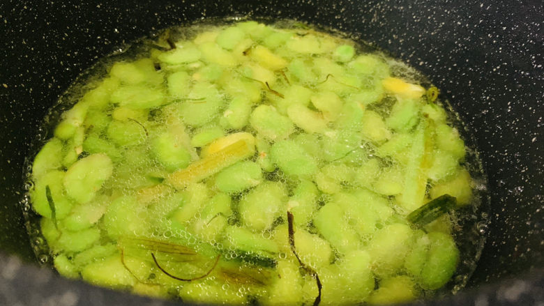 葱油蚕豆,翻拌一下;