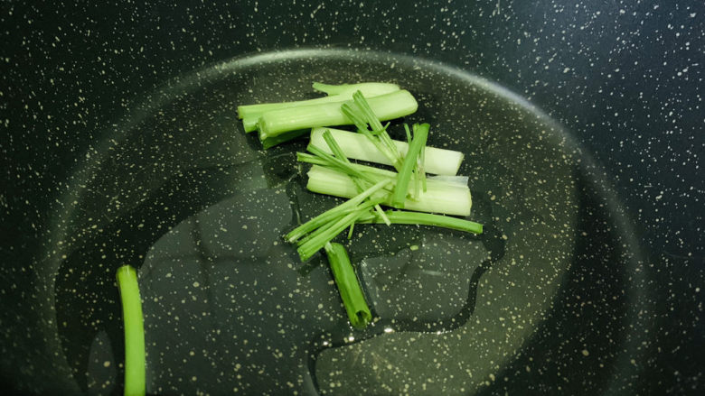 葱油蚕豆,锅里放油;