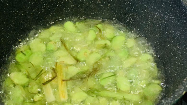 葱油蚕豆,打开锅盖;
