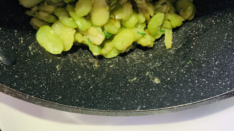 葱油蚕豆,起锅;