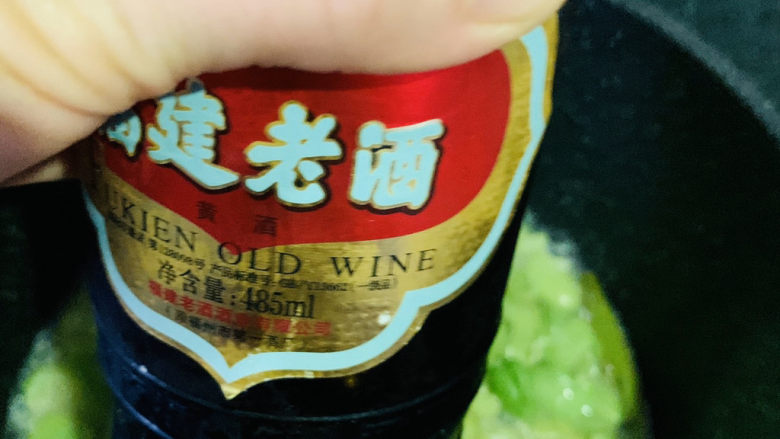葱油蚕豆,加少许<a style='color:red;display:inline-block;' href='/shicai/ 718'>料酒</a>;