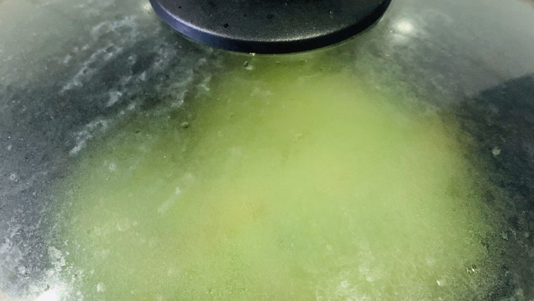葱油蚕豆,焖一会;