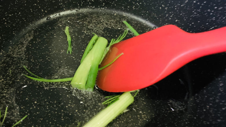葱油蚕豆,炒香;