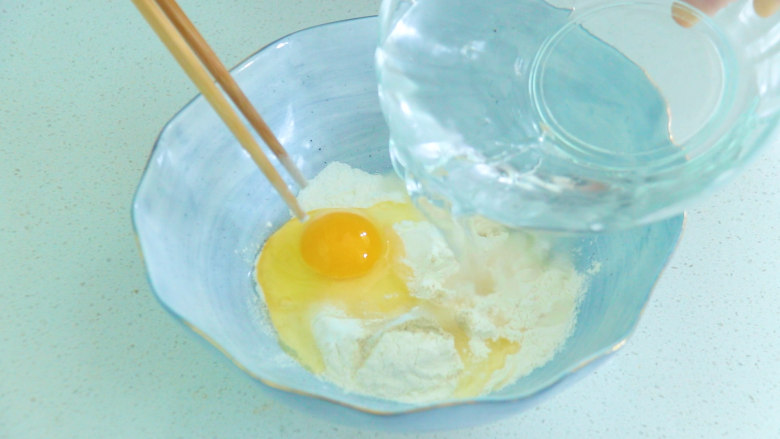 炸香椿鱼,加入适量的清水搅拌