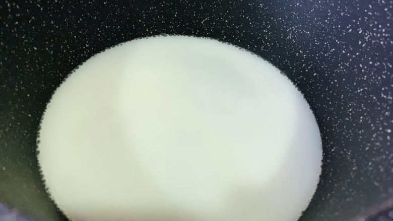 翻沙芋头,搅拌均匀;
