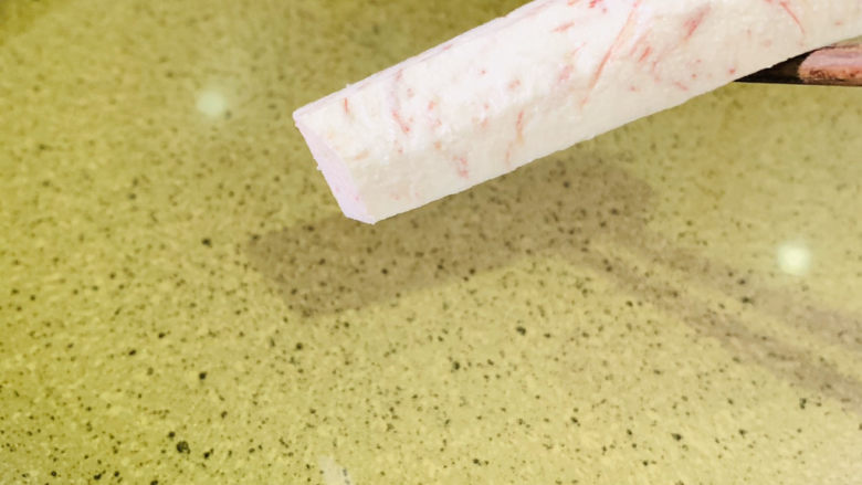 翻沙芋头,大火热油,夹入加入芋头;