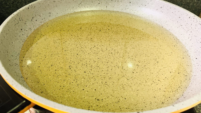 翻沙芋头,锅里加适量食用油;