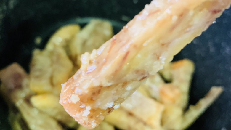 翻沙芋头,快速搅拌均匀,在锅里晾一会,一根根夹起,这样不会粘一起;