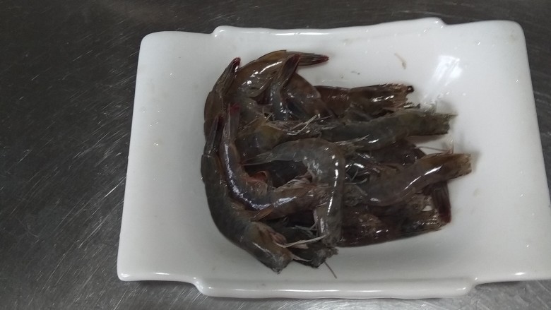 椒盐皮皮虾,先把虾洗干净,用剪刀把头须剪掉