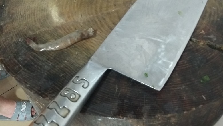 椒盐皮皮虾,用刀把虾的背上开上一刀,装盘备用