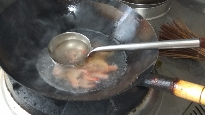 椒盐皮皮虾,把虾倒入里面焯水,直到虾皮变色,捞出备用