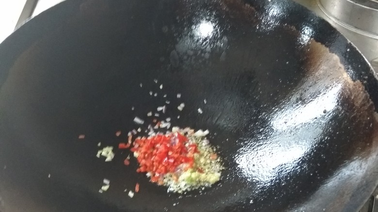 椒盐皮皮虾,锅里放一点菜仔油,烧热,倒入姜沫,蒜沫,小米椒沫,洋葱沫炒出香味,将滚油的虾倒入里面翻炒