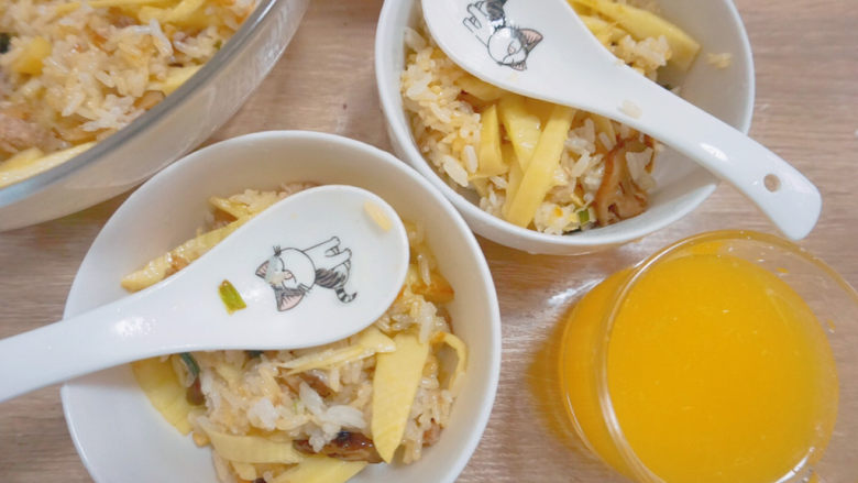 竹笋香菇虾米饭🍚,也可以加入米饭翻炒,就成了一碗美味的饭啦