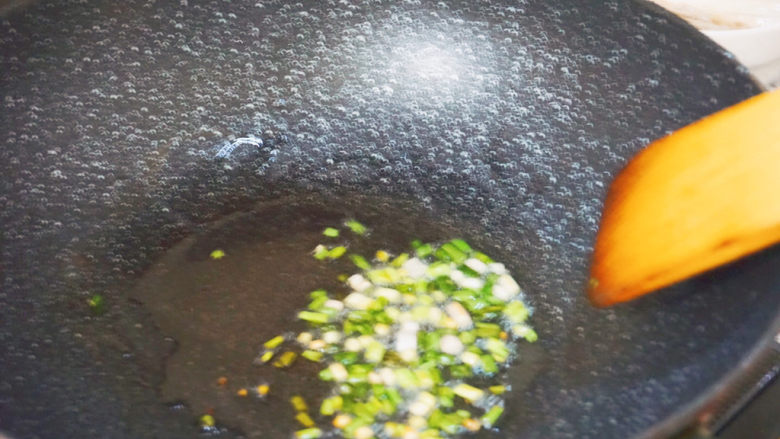 竹笋香菇虾米饭🍚,热锅下油,爆炒葱蒜