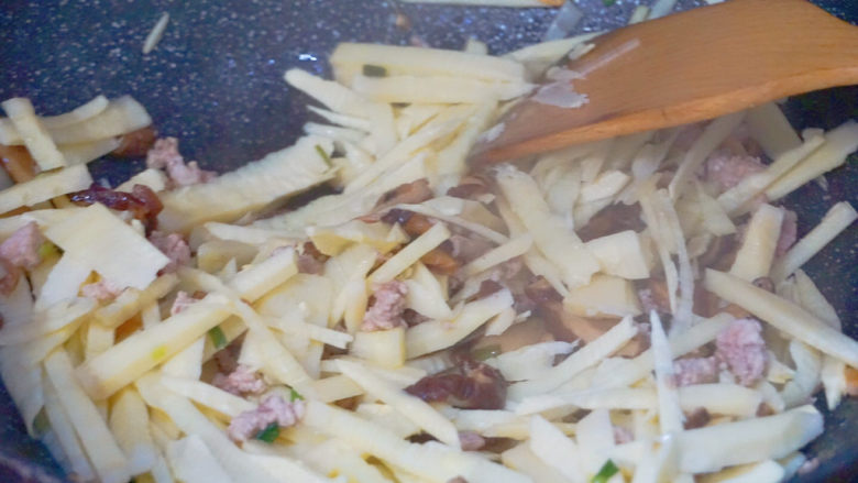 竹笋香菇虾米饭🍚,最后放虾米和竹笋翻炒,加入适量的盐