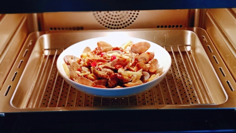 麻辣花蛤,入蒸箱,蒸10分钟。