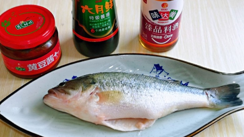 葱油鲈鱼,准备食材,将<a style='color:red;display:inline-block;' href='/shicai/ 371'>鲈鱼</a>清洗干净,放入鱼盘中。