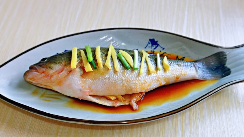 葱油鲈鱼,摆放上切好的葱<a style='color:red;display:inline-block;' href='/shicai/ 37'>姜</a>,鱼肚子也塞一些呦~