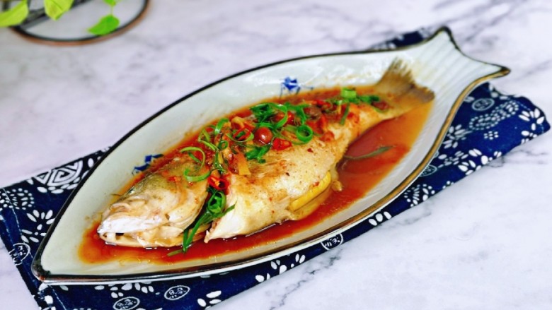 葱油鲈鱼,美味佳肴,宅家里吃一些含蛋白质高的食物呦~