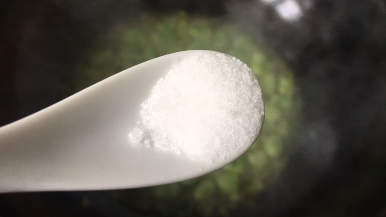 葱油蚕豆,小火慢焖5分钟,加入适量的盐