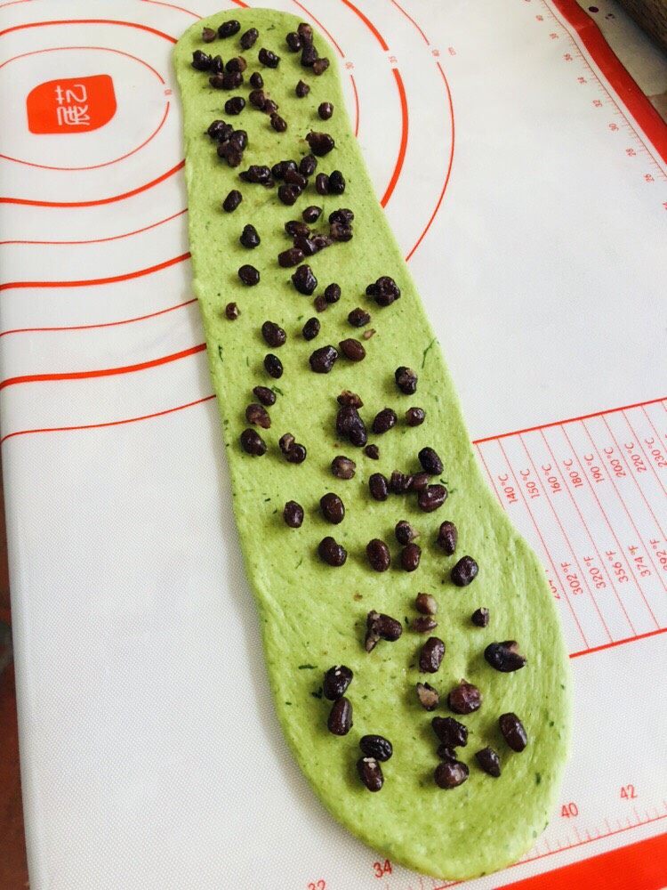 艾草吐司(两个450克),也可以放入一些红豆,风味更多。