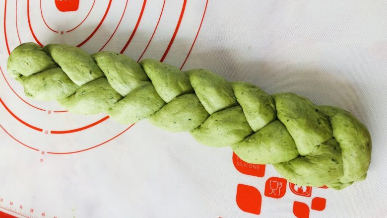 艾草吐司(两个450克),编成辫子,折叠放入吐司盒