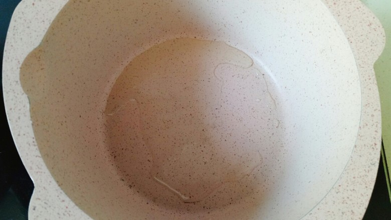葱油蚕豆,锅中加入适量调和油,热锅凉油