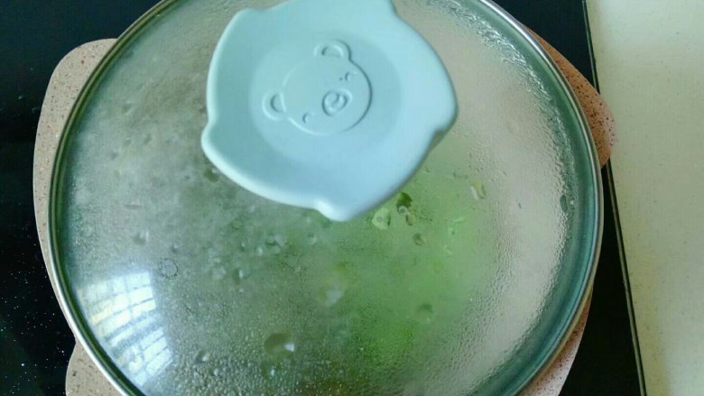 葱油蚕豆,盖上锅盖,大火煮开转小火煮5分钟