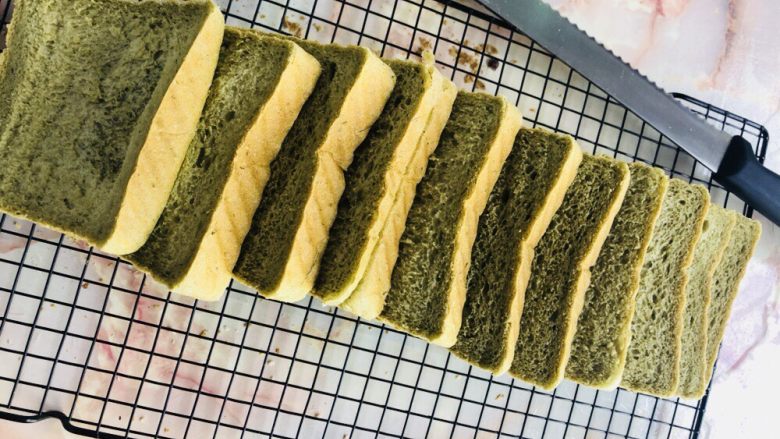 艾草吐司(两个450克),温温的就切好扎起来。比较软乎~