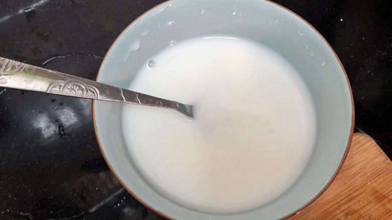 肉末炖豆腐,生粉两汤匙加适量清水,拌匀成水淀粉备用